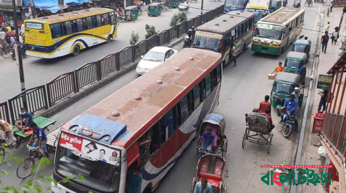 রাজধানীতে শিক্ষার্থীকে চাপা দিয়ে পালানোর সময় শিশুকে পিষে মারল বাস